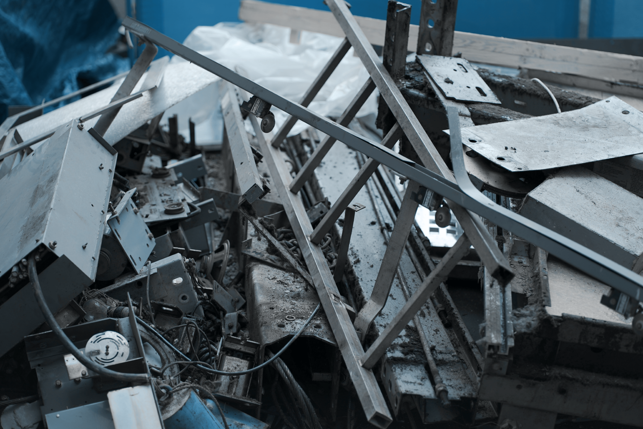 Διακοσμητική εικόνα για το Metal Services – Αποξήλωση μεταλλικών περιφράξεων, σκέπαστρων και κιγκλιδωμάτων σε πολυκατοικίες και μονοκατοικίες.