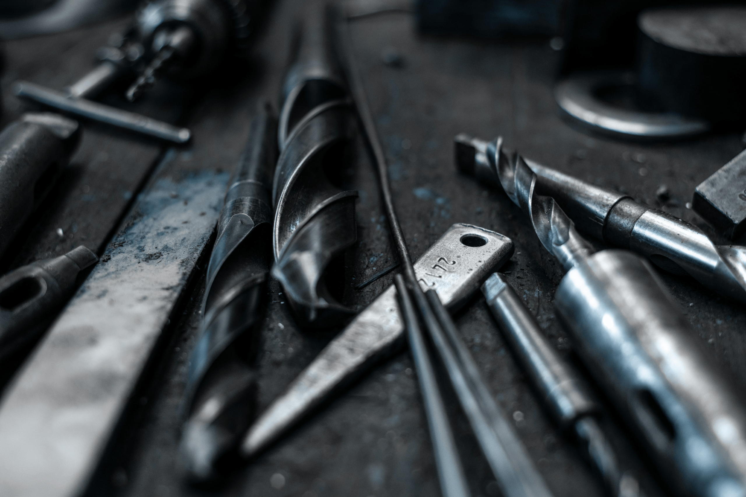 Διακοσμητική εικόνα για το Metal Services – Ολοκληρωμένη αποκομιδή μεταλλικών στοιχείων, ράφιων και μηχανημάτων σε επαγγελματικούς χώρους.