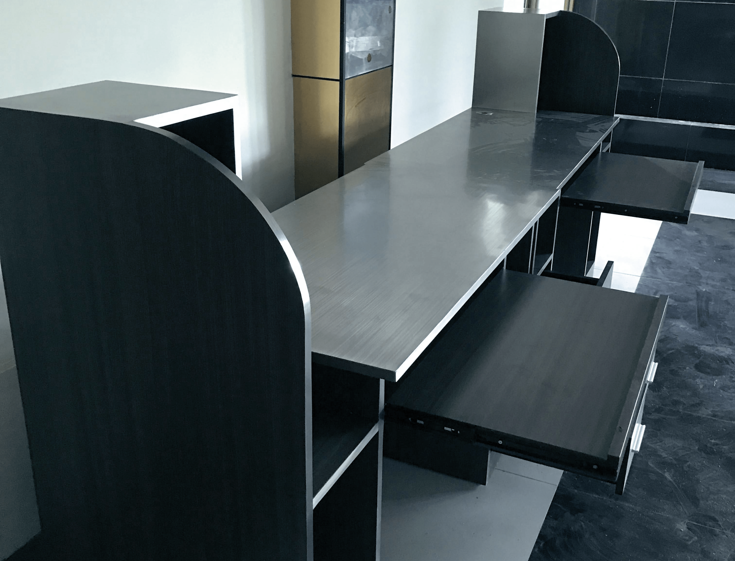 Διακοσμητική εικόνα για το Metal Services – Αποξήλωση μεταλλικών κουφωμάτων, ρολών και σκέπαστρων σε επαγγελματικούς χώρους.